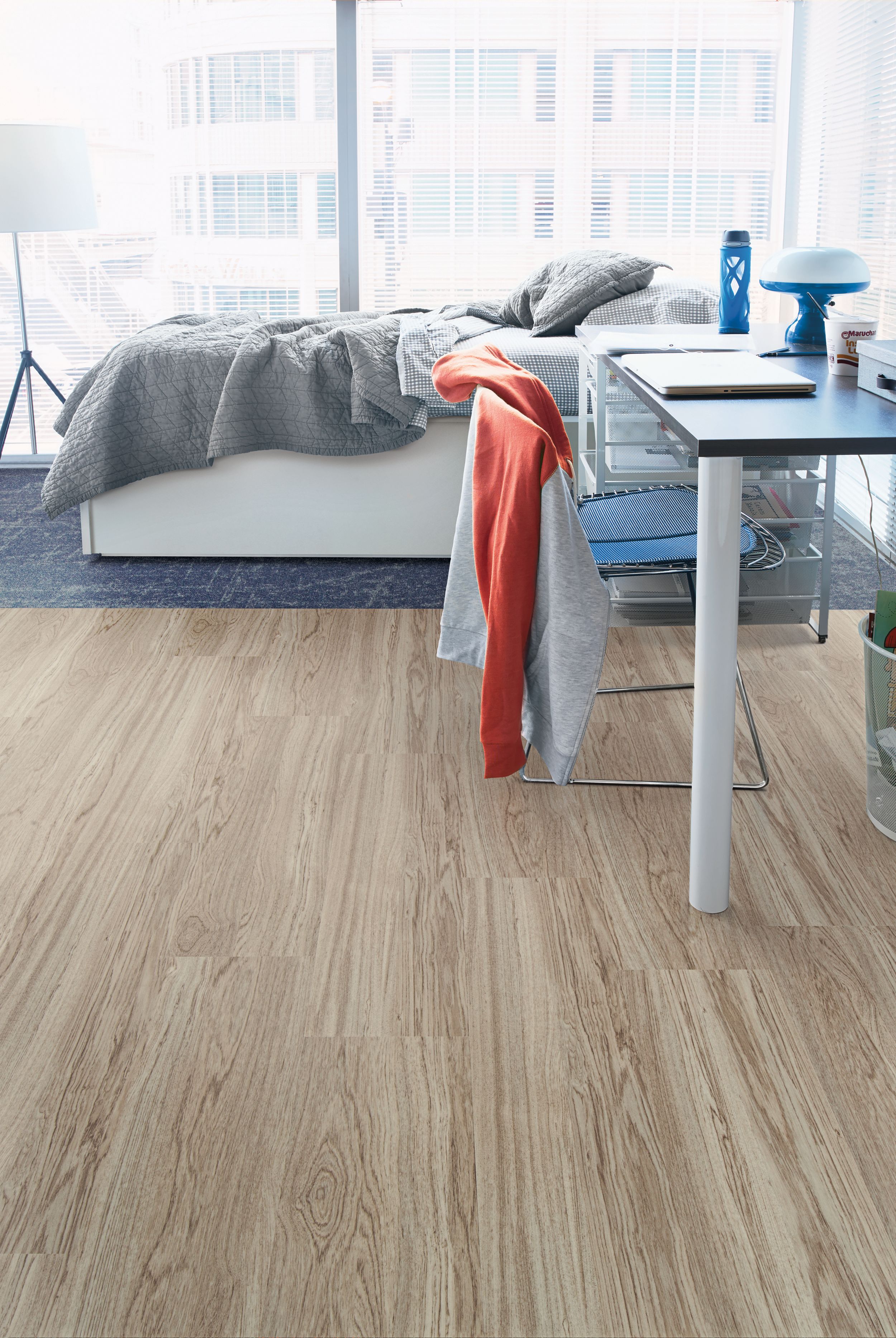 Interface Natural Woodgrains LVT with Ice Breaker carpet tile in dorm room número de imagen 5